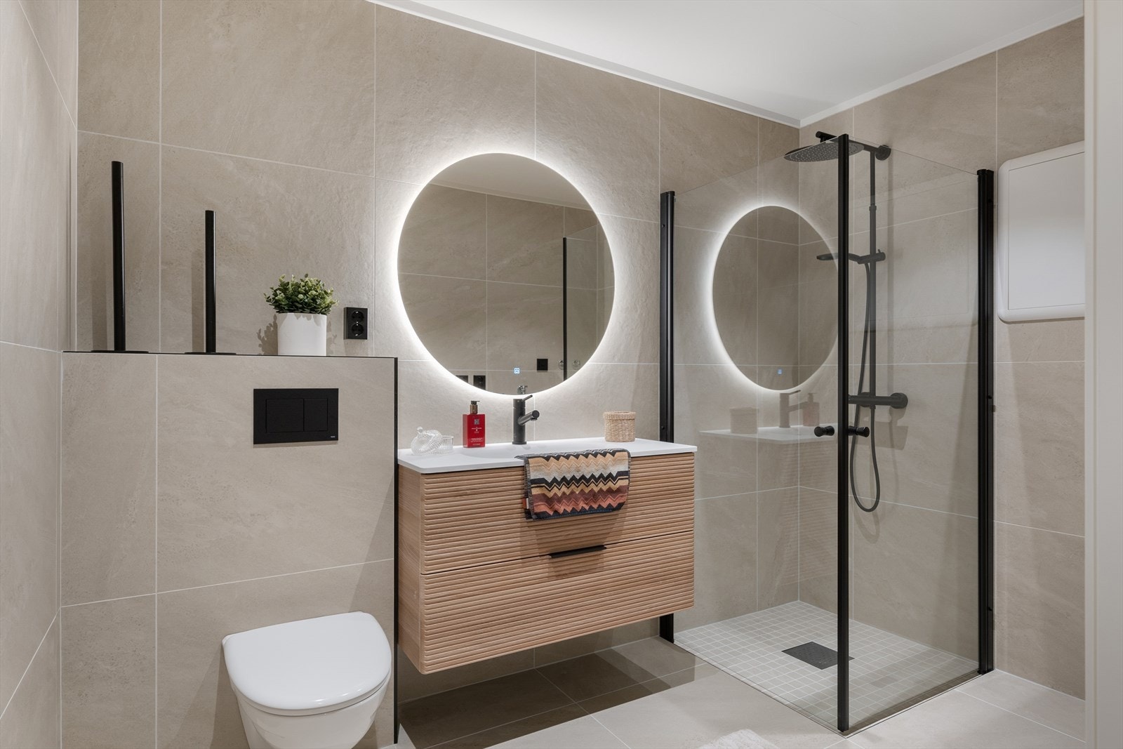 Moderne og stilrent bad med flotte detaljer. Galleribilde