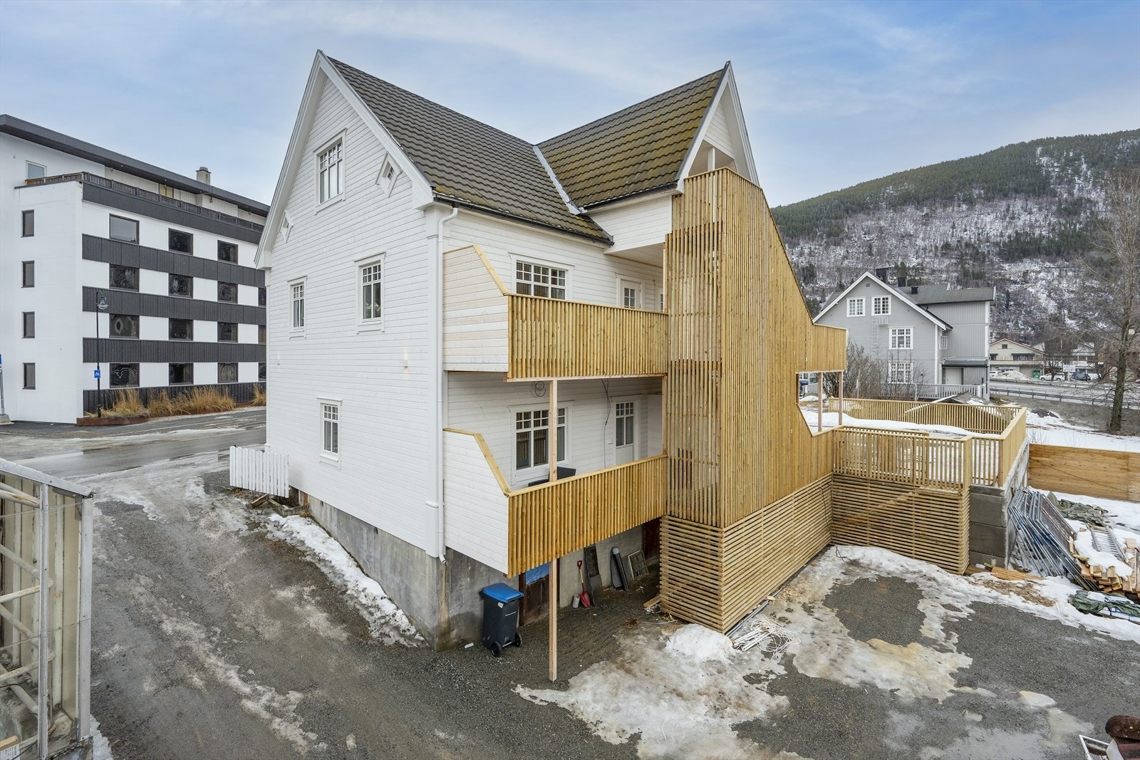 Området rundt består i hovedsak av en blanding av bolig- og næringsbygg. Galleribilde