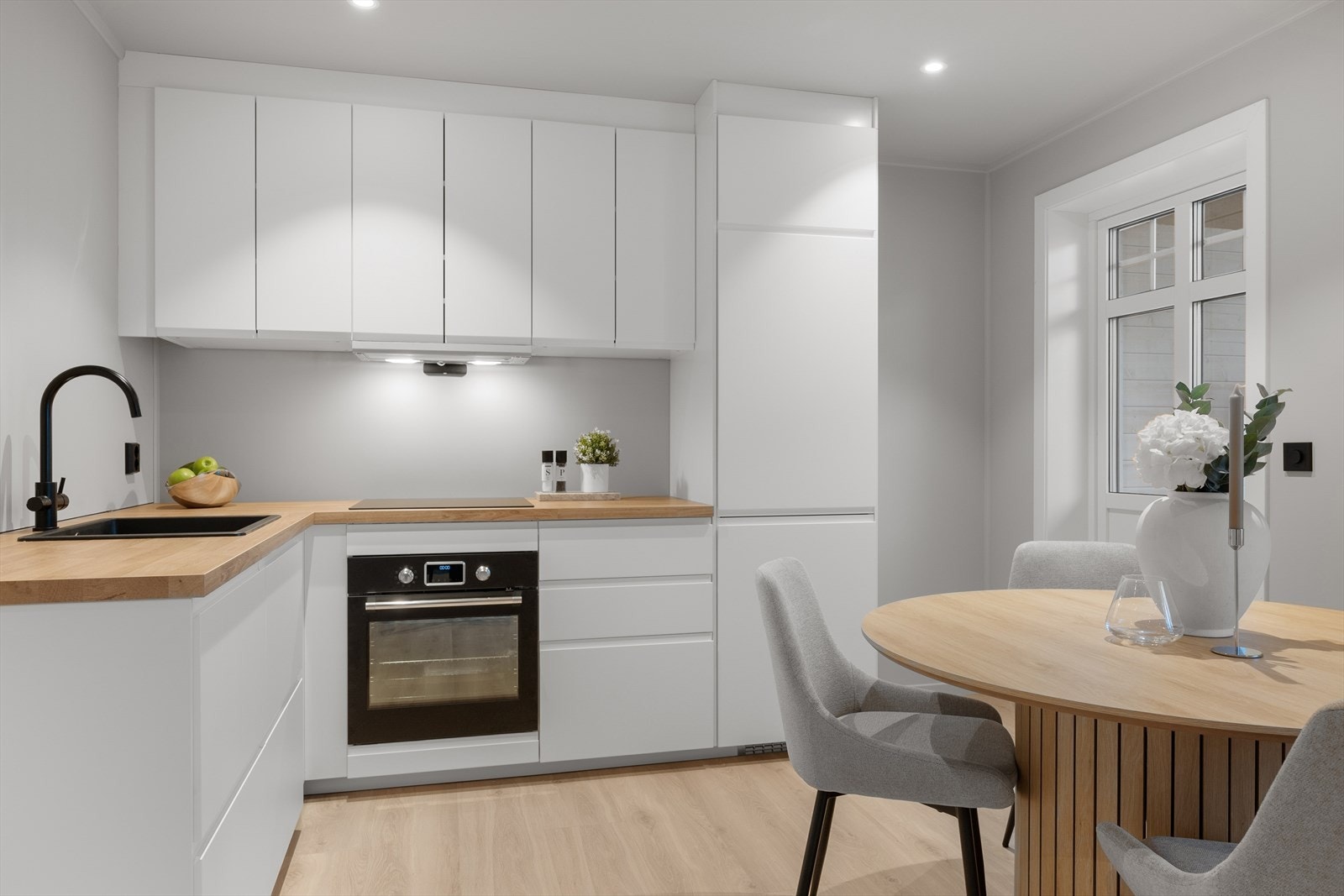 Kjøkkenet er innredet med integrerte hvitevarer. Galleribilde