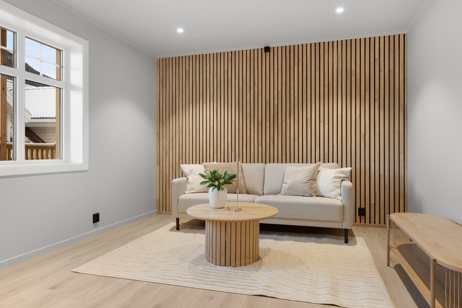 Store vinduer og godt med naturlig lysinnslipp. Galleribilde