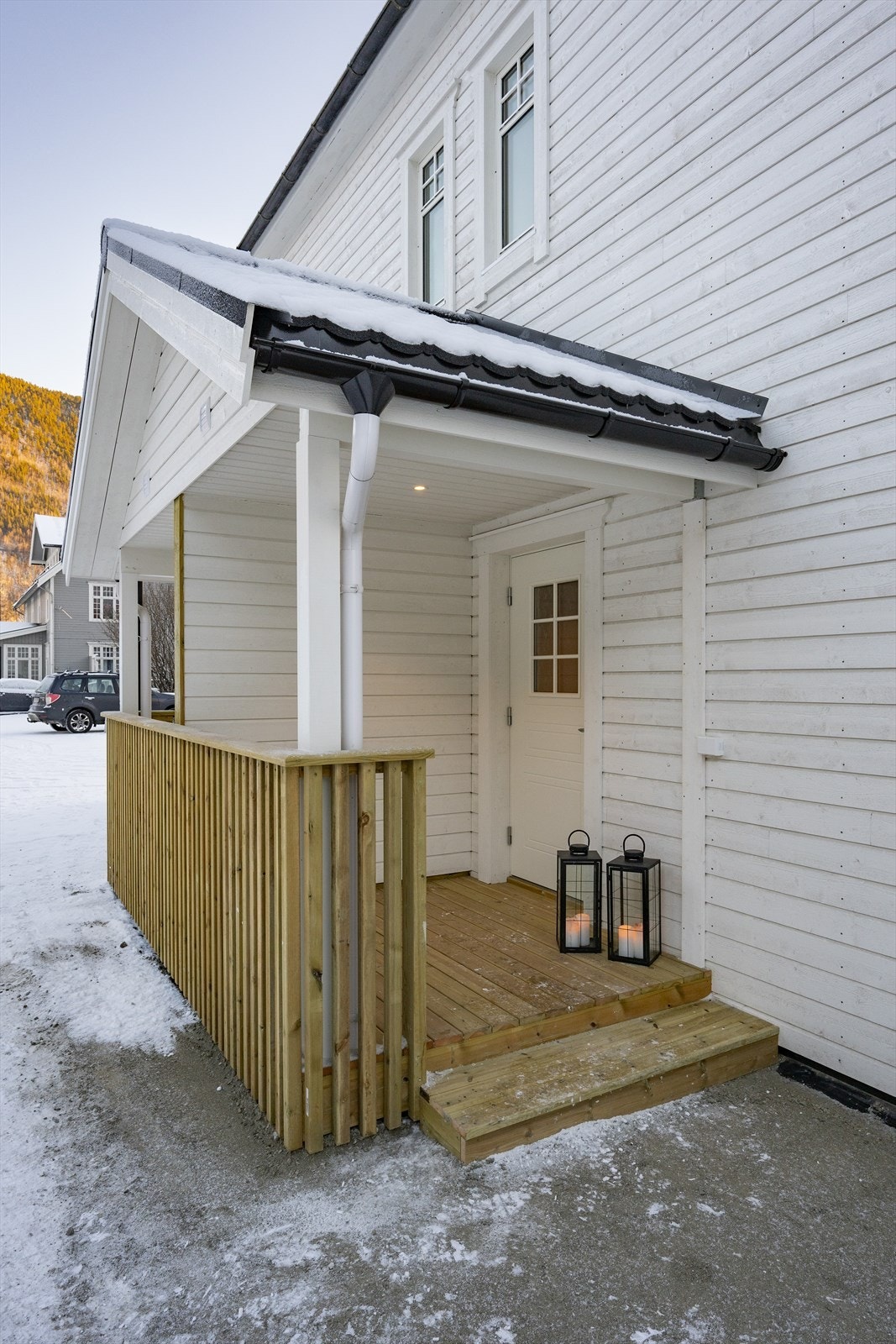 Leilighetene i 1. etasje har egen adkomst på nordsiden av bygget. Det er skillevegg mellom leilighetenes inngangsparti. Galleribilde