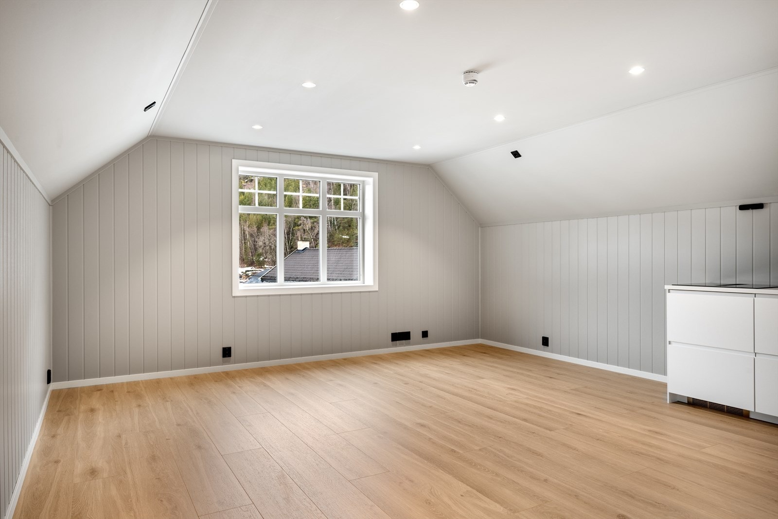 Videre kommer man inn i en lys og romslig stue som har fleksible møbleringsmuligheter. Galleribilde