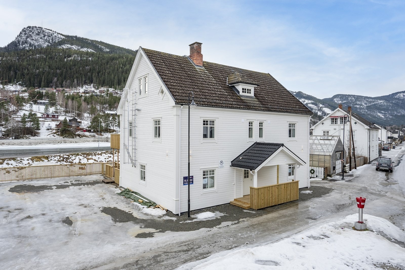 Leiligheten vil få egen tilvist parkeringsplass i umiddelbar nærhet til bygget (på egen grunn). I tillegg vil leiligheten disponere en egen bod i byggets underetasje. Galleribilde