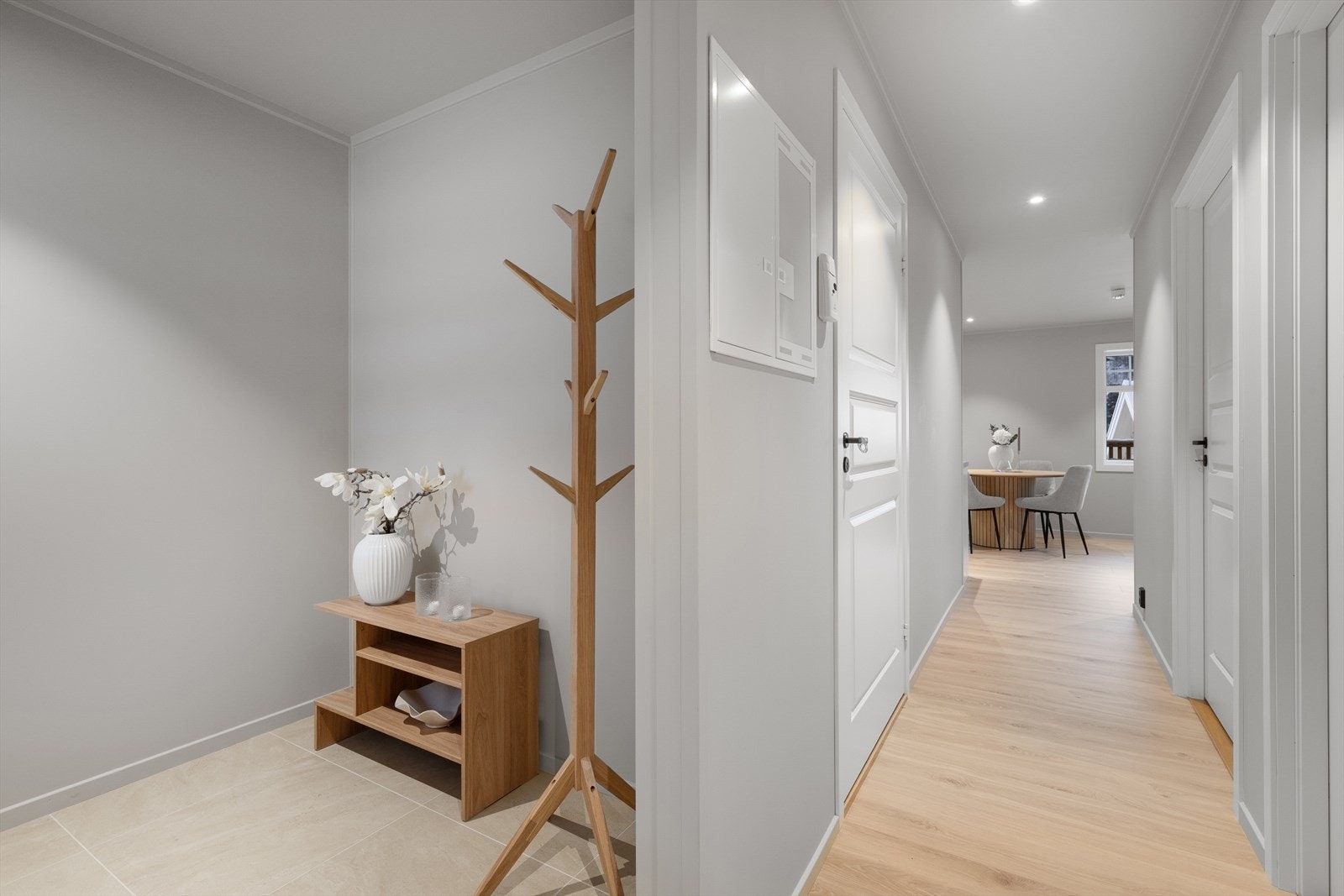 Innbydende entré med plass til å oppbevare yttertøy. Fra gangen er det baderom til venstre, og to soverom til høyre. Galleribilde