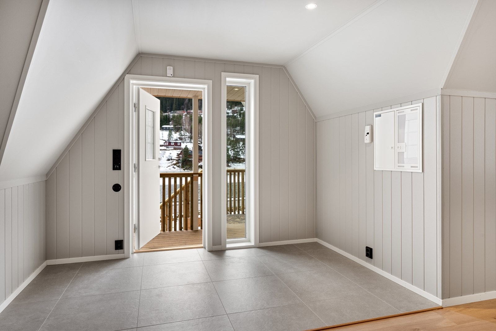 Velkommen inn i en romslig, innbydende gang med god plass til å henge av seg yttertøy. Galleribilde