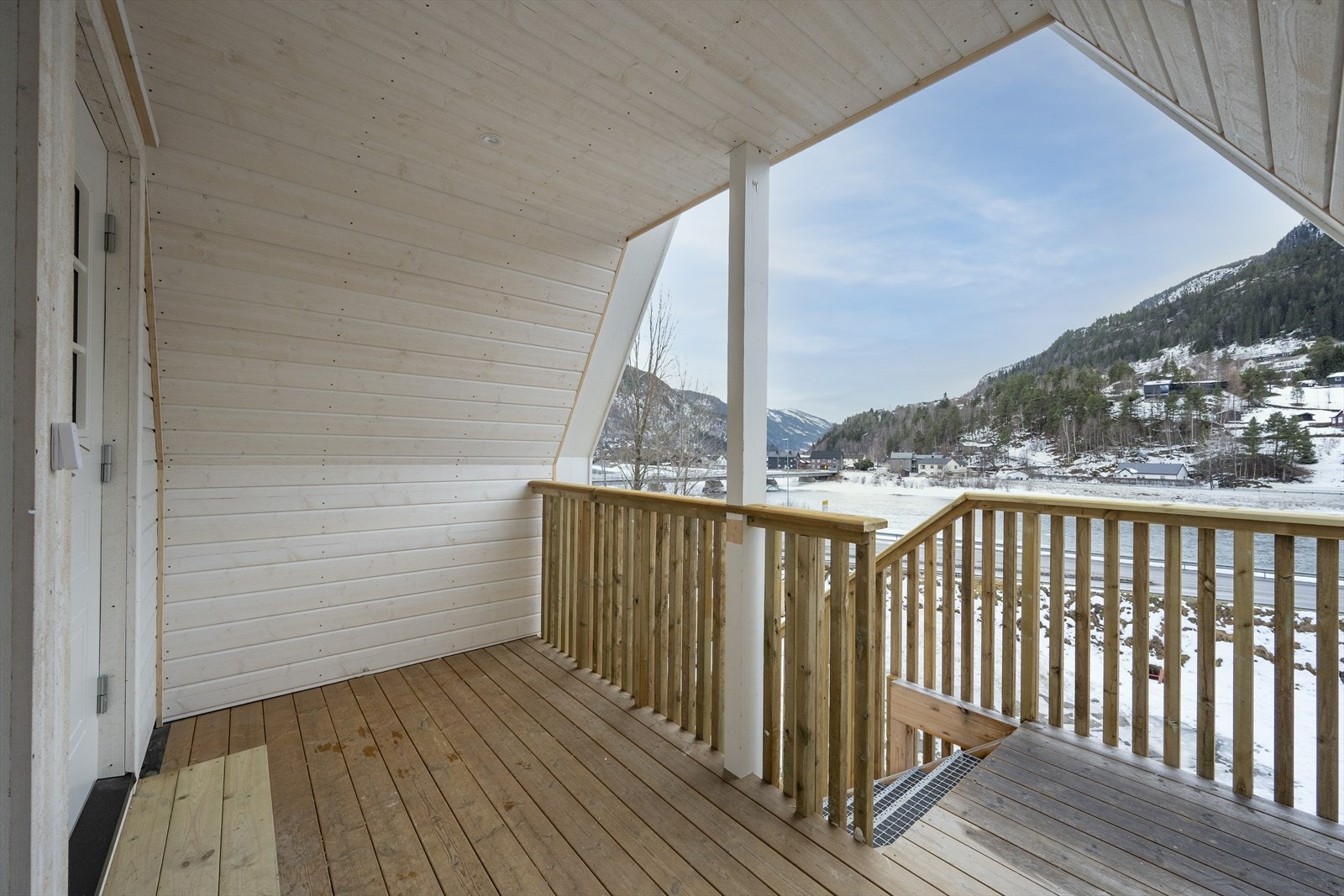 Terrasse som tilhører leiligheten i 3. etasje. Galleribilde