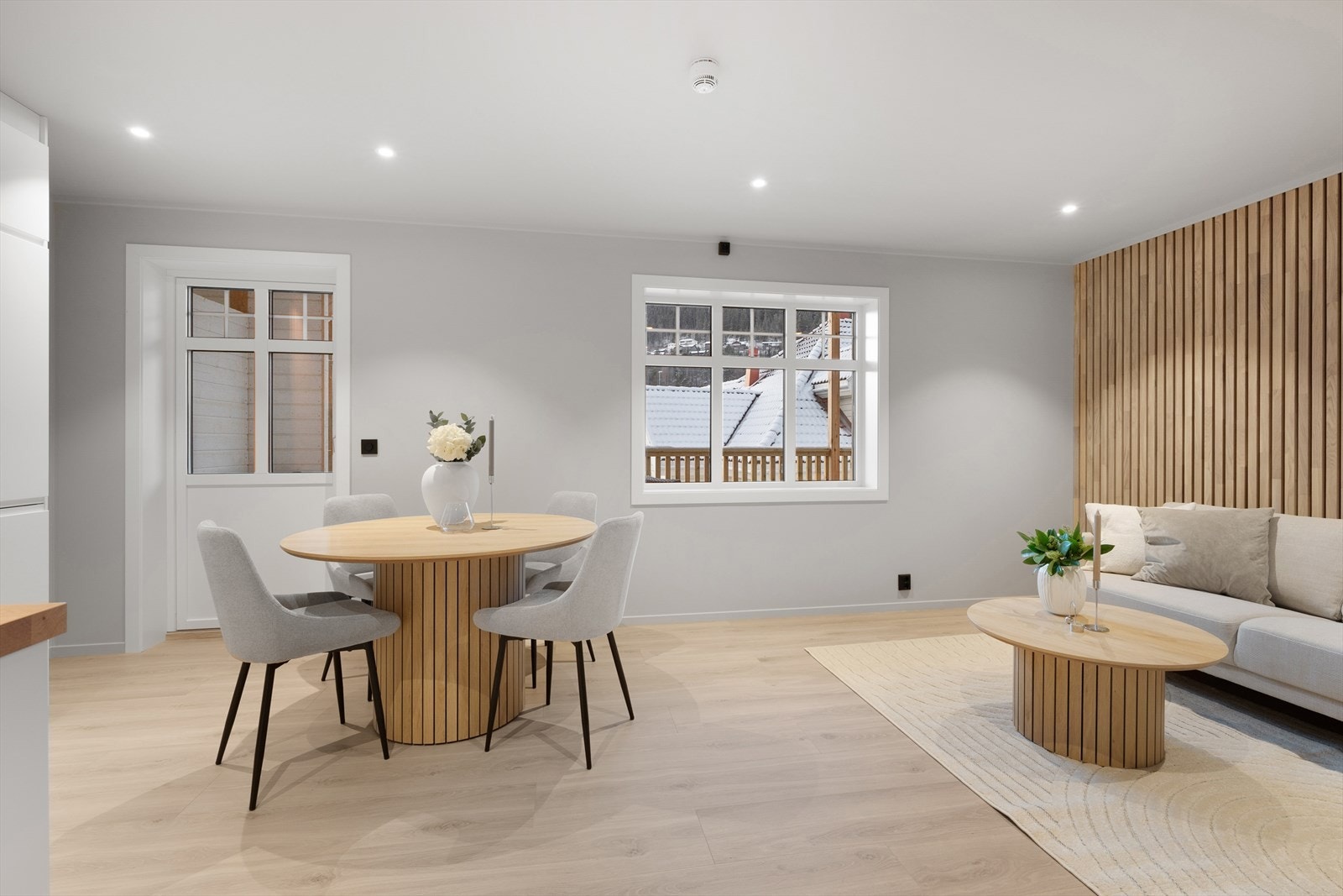 Lys og hyggelig stue i åpen løsning mot kjøkkenet. Galleribilde