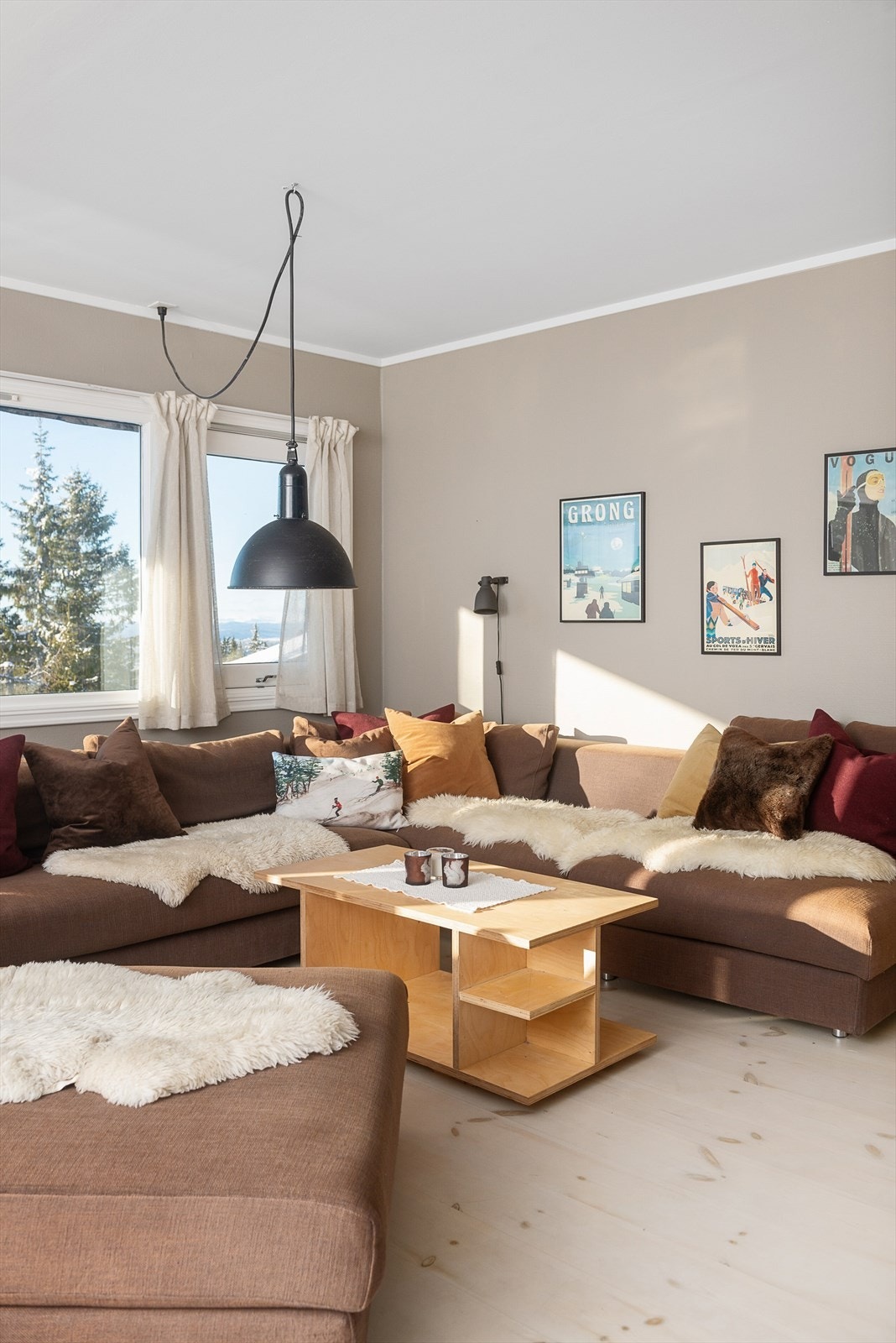 Fra stuen kan du nyte den samme fine utsikten som du har på verandaen. Galleribilde