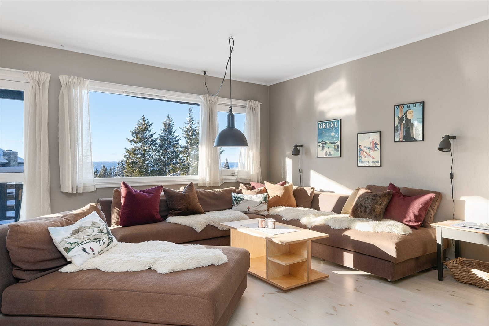 Leiligheten har en åpen og lys stue med store vindusflater mot sør/vest. Galleribilde