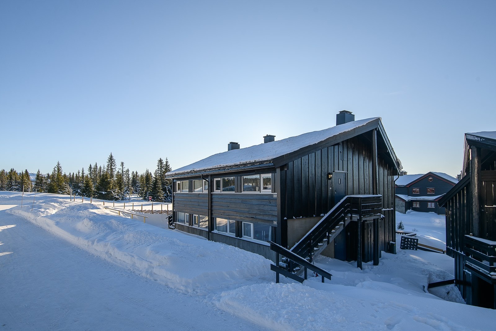Leiligheten ligger i byggets 2. etasje. Galleribilde