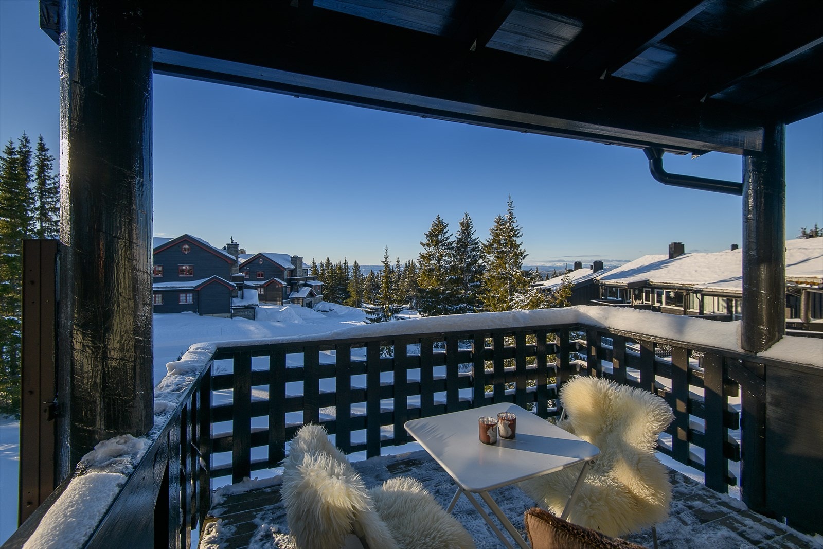 Delvis overbygget veranda med fin utsikt mot omkringliggende fjellområder. Galleribilde