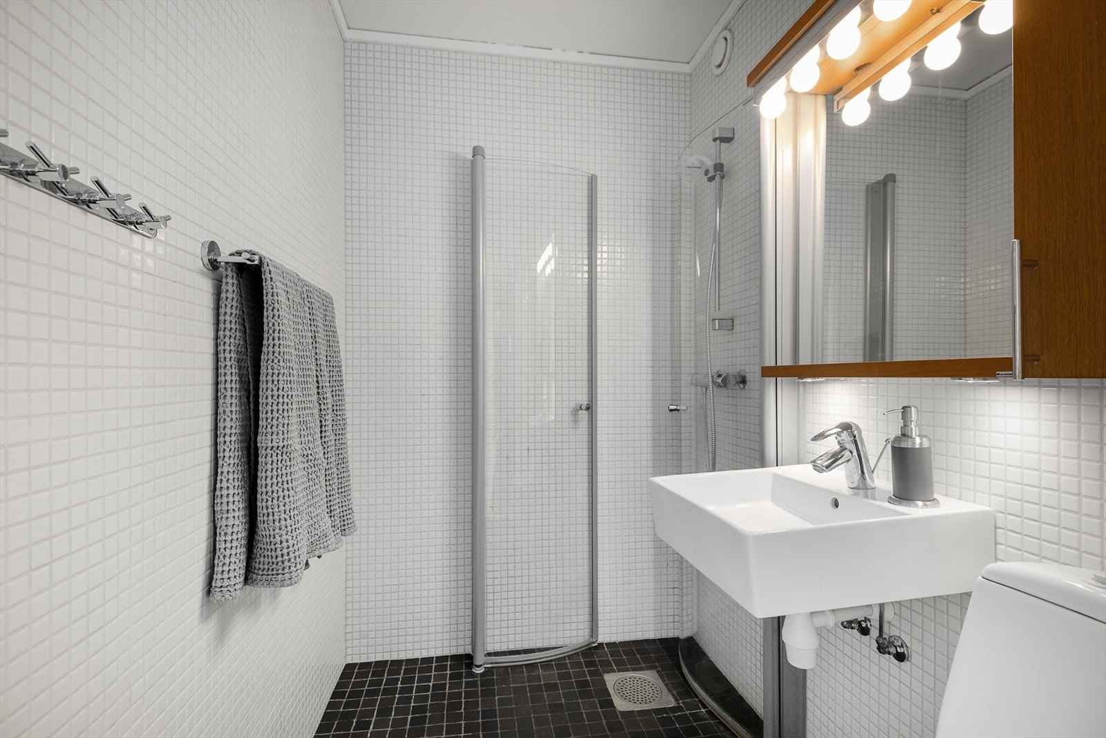 Helfliset bad med gulvvarme. Galleribilde