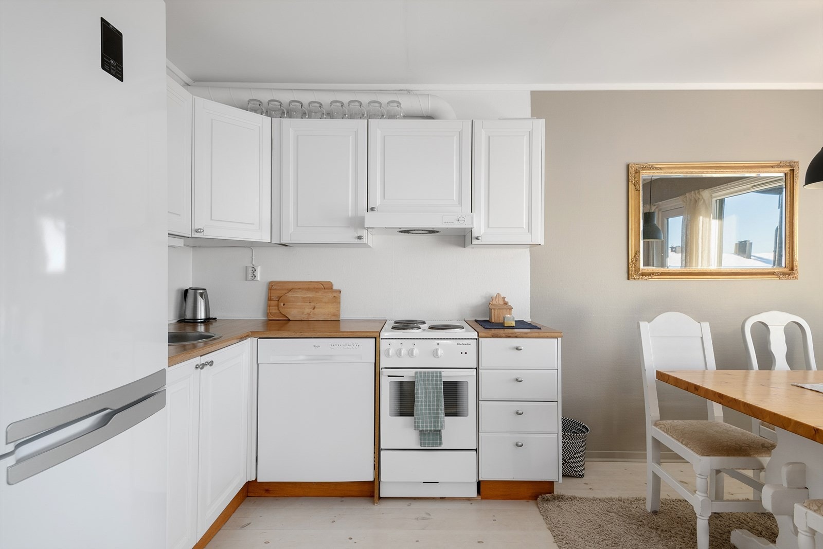 Det er profilerte fronter og integrert kjøleskap. Frittstående komfyr og oppvaskmaskin. Galleribilde