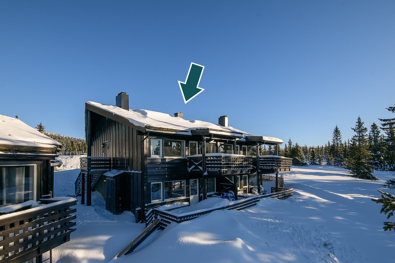 Leiligheten ligger i 2. etasje i fremste rekke med sørvestvendt veranda. Galleribilde