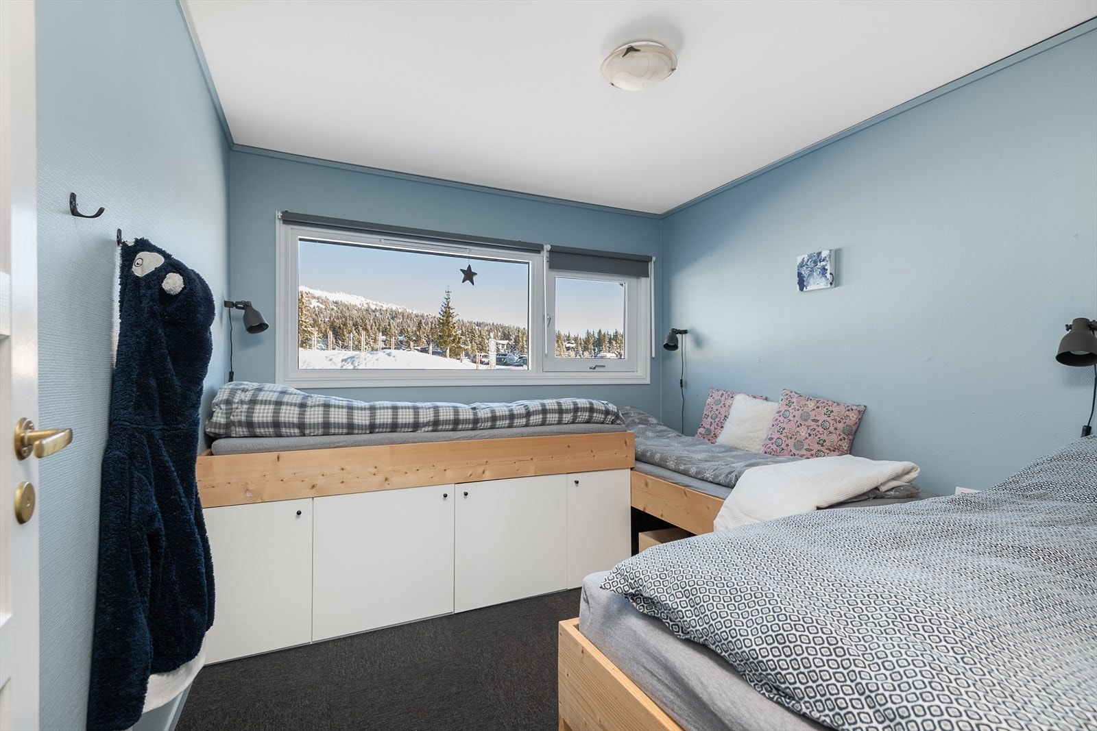 Det andre soverommet er innredet med plassbygde senger. Galleribilde