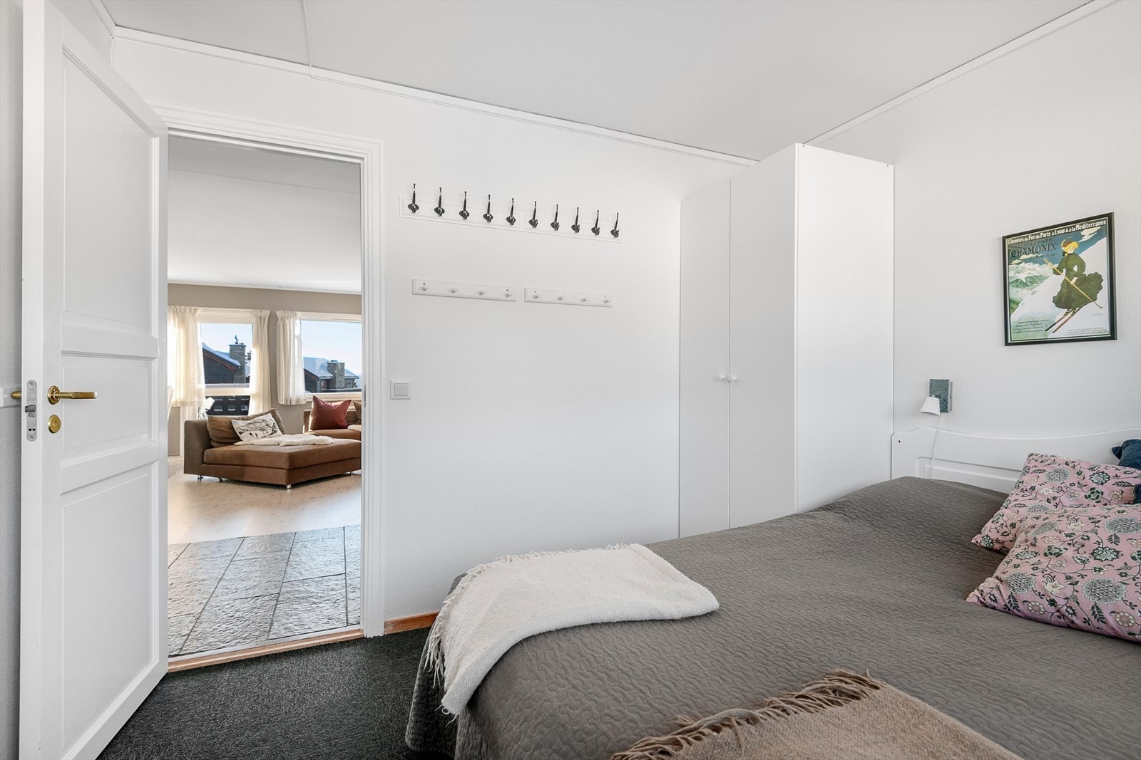 Hovedsoverommet er innredet med dobbeltseng og garderobeskap. Galleribilde