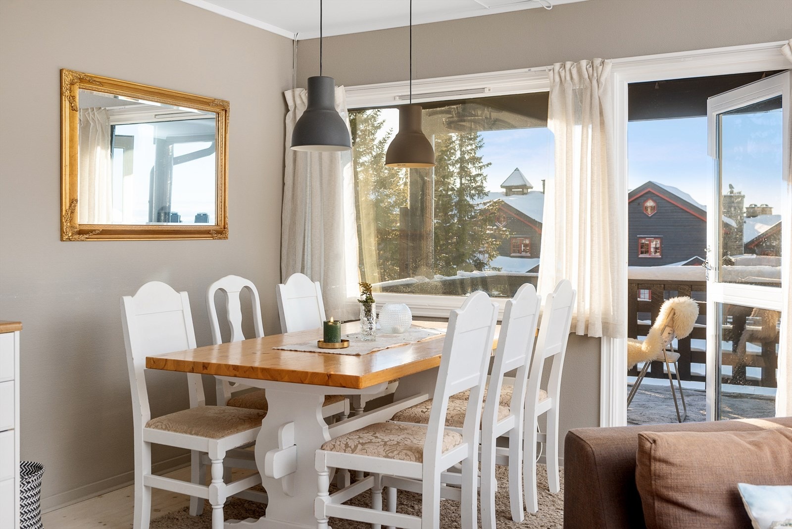 Fra stuen er det utgang til veranda. Galleribilde