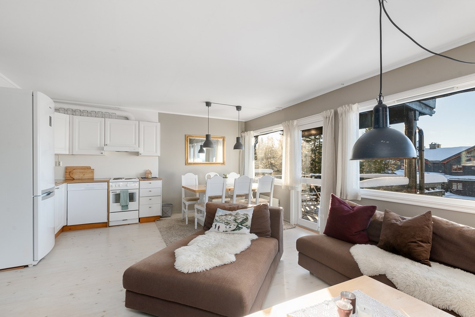 Stua ligger i åpen løsning mot kjøkken og har gode møbleringsmuligheter med plass til både sofa og spisegruppe. Galleribilde