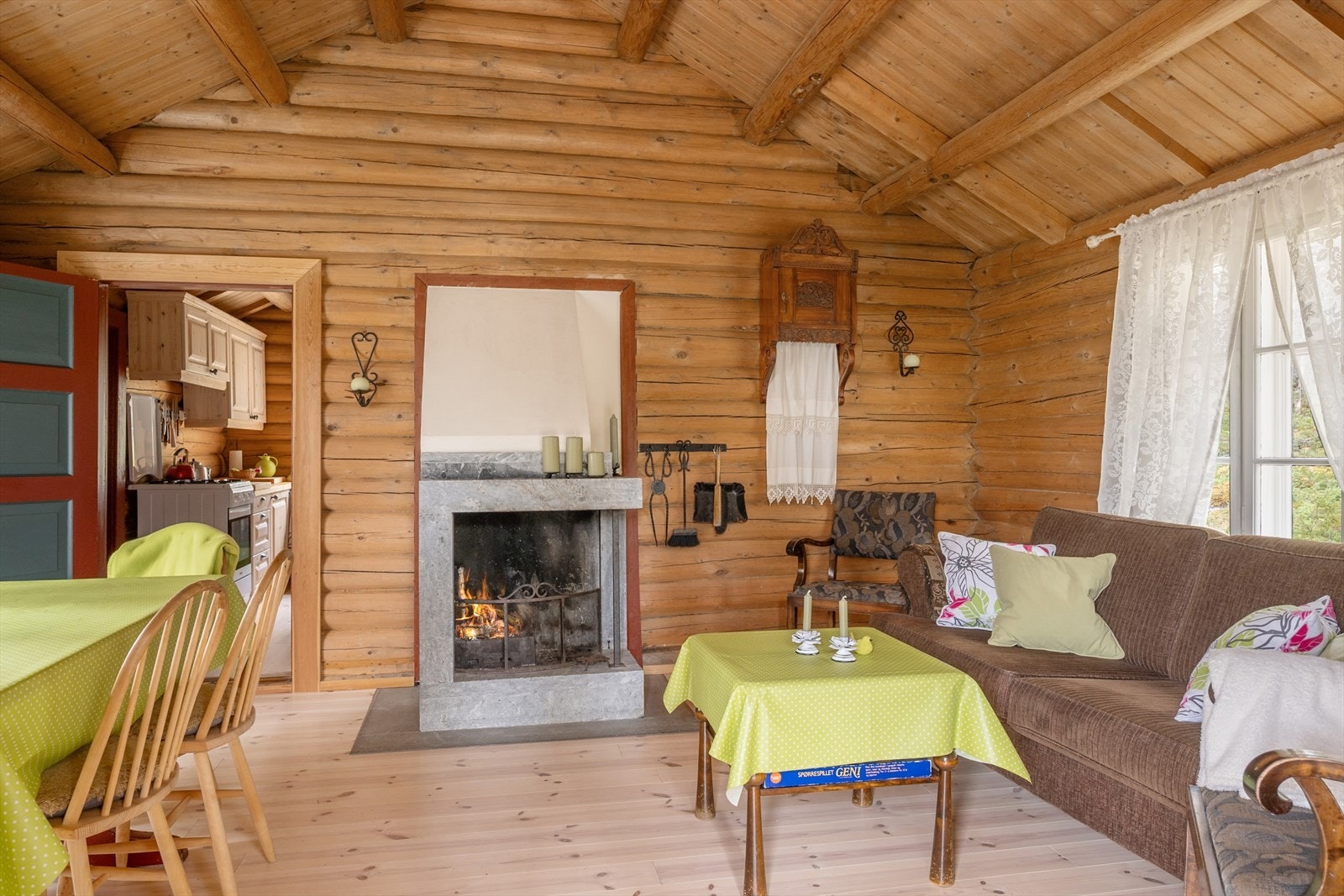 En flott peis utgjør rommets naturlige blikkfang. Galleribilde