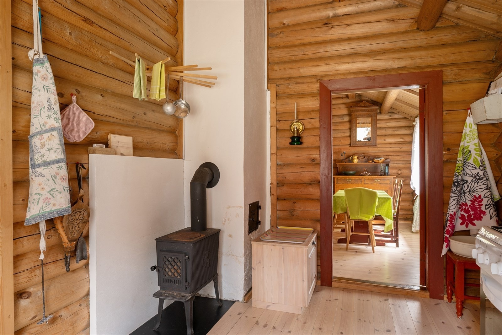 Den klassiske vedovnen gir god varme på kalde dager. Galleribilde