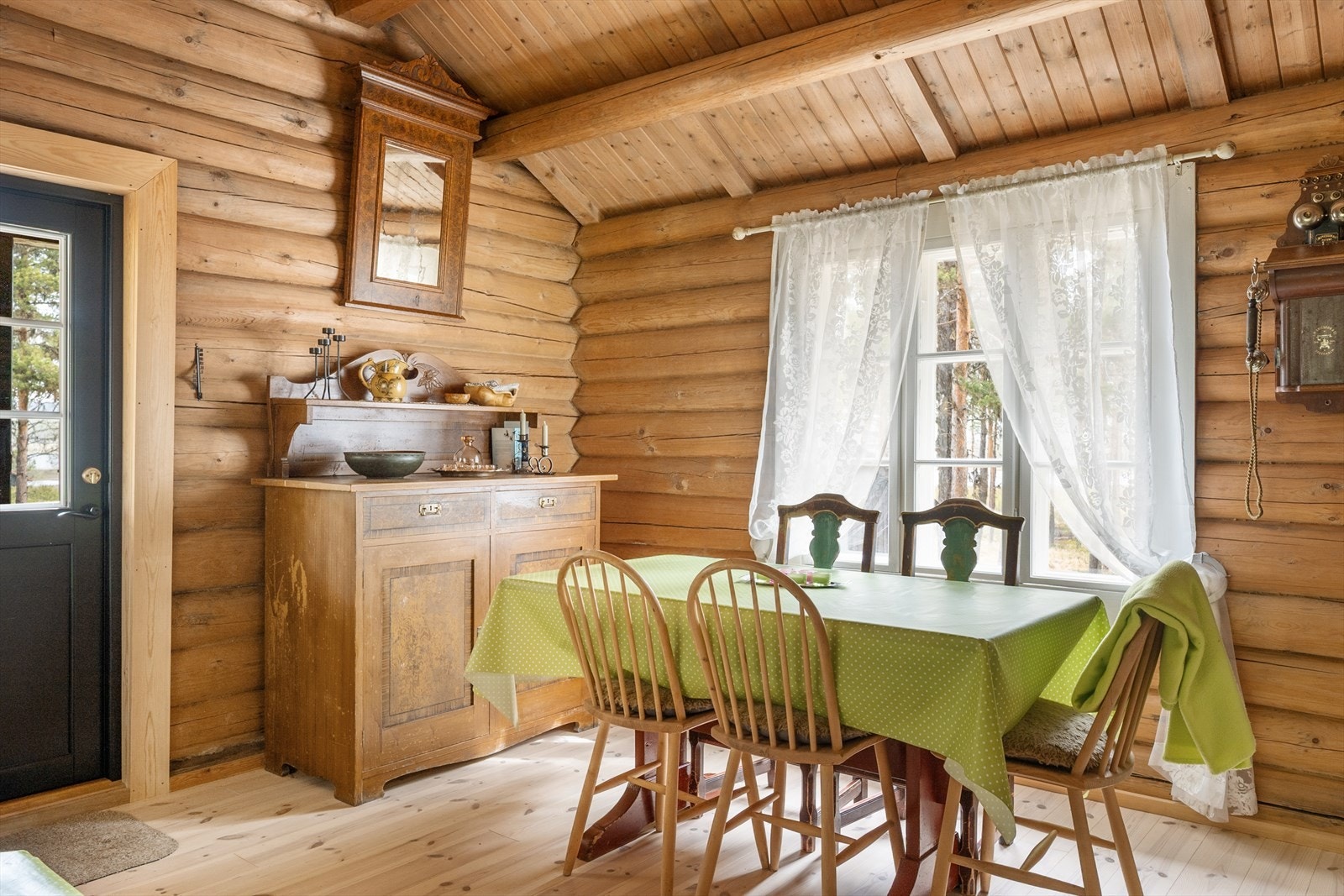 Det er plass til både sofa, lenestoler og en hyggelig spiseplass. Galleribilde