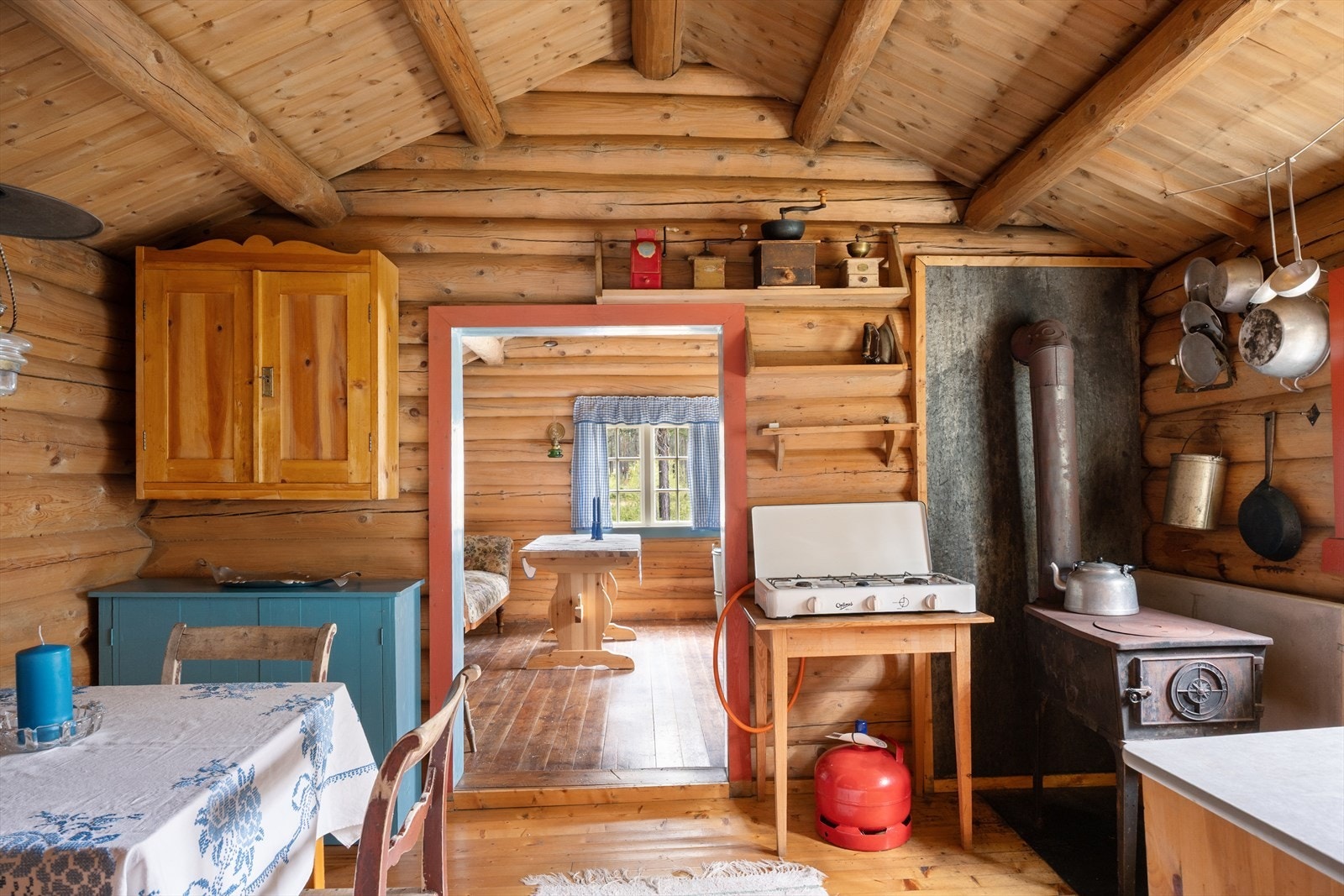 Den gamle vedovnen holder annekset lunt og varmt. Galleribilde