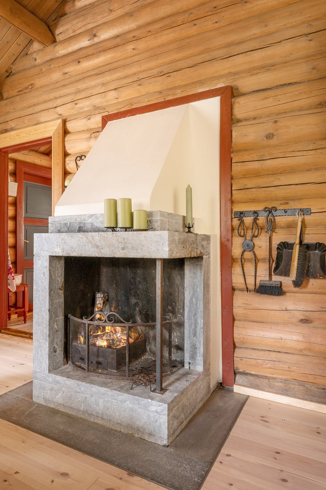 Tømmervegger og furugulv gjør at man får en varm, autentisk atmosfære. Galleribilde