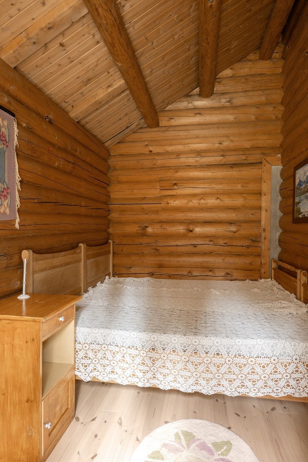 Hytta har ett hovedsoverom innredet med dobbeltseng. I tillegg to soverom i tilhørende bygg. Galleribilde