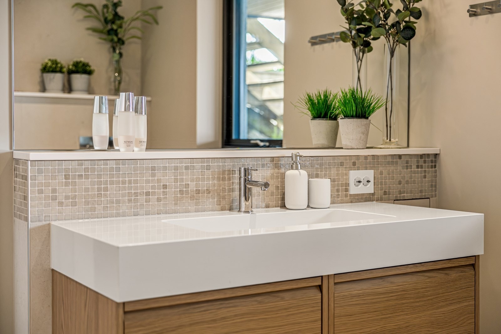 Alle tre bad er gjennomført i stilen, med pene innredninger og god oppbevaringsplass i skuffer og skap Galleribilde