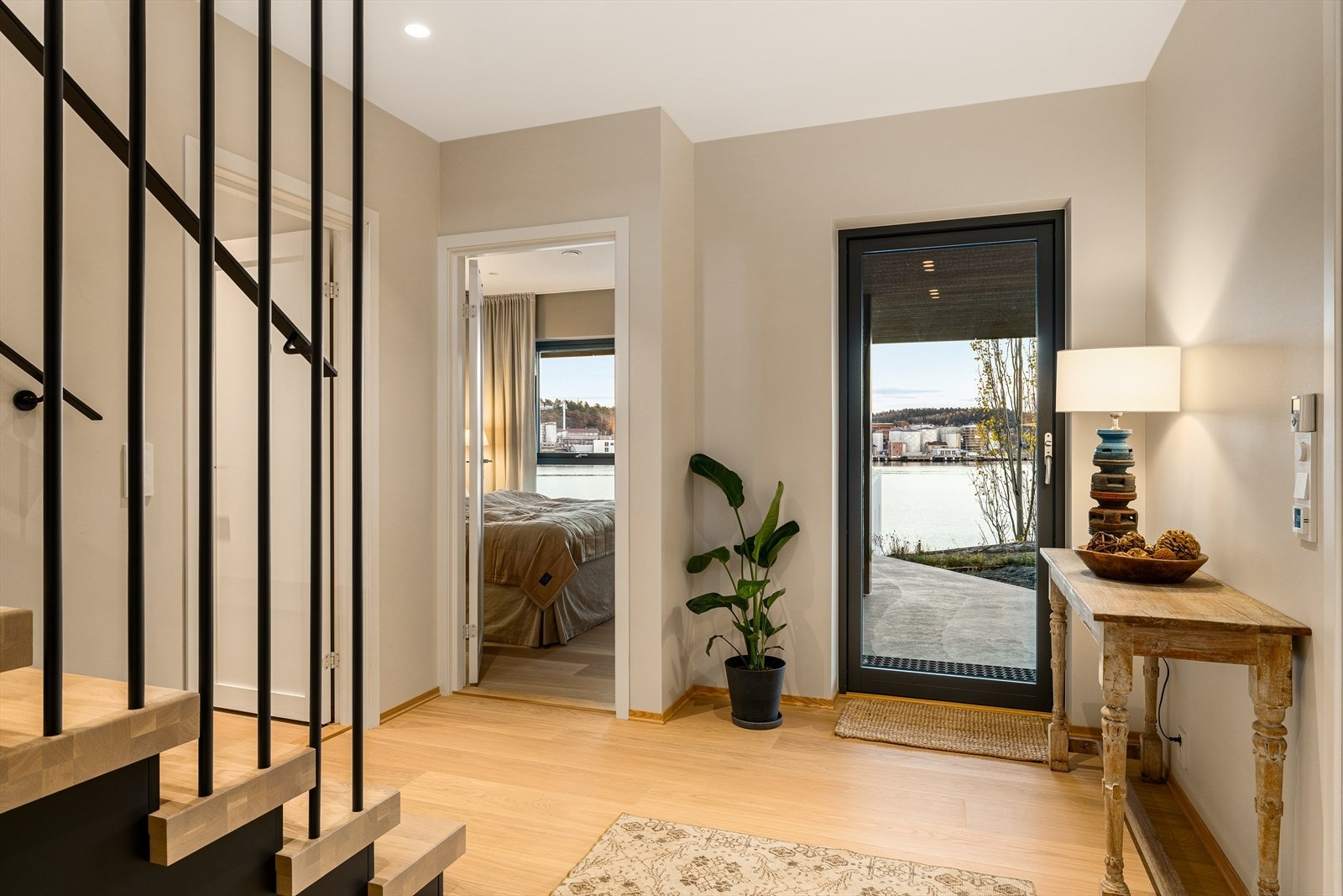 Romslig hall i uetg. Galleribilde