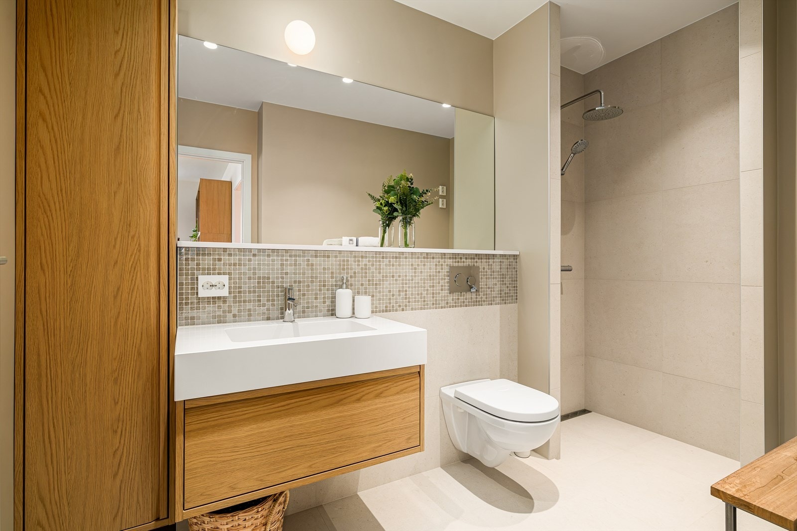 Badet i leiligheten med dusj og opplegg/plass til vaskemaskin Galleribilde