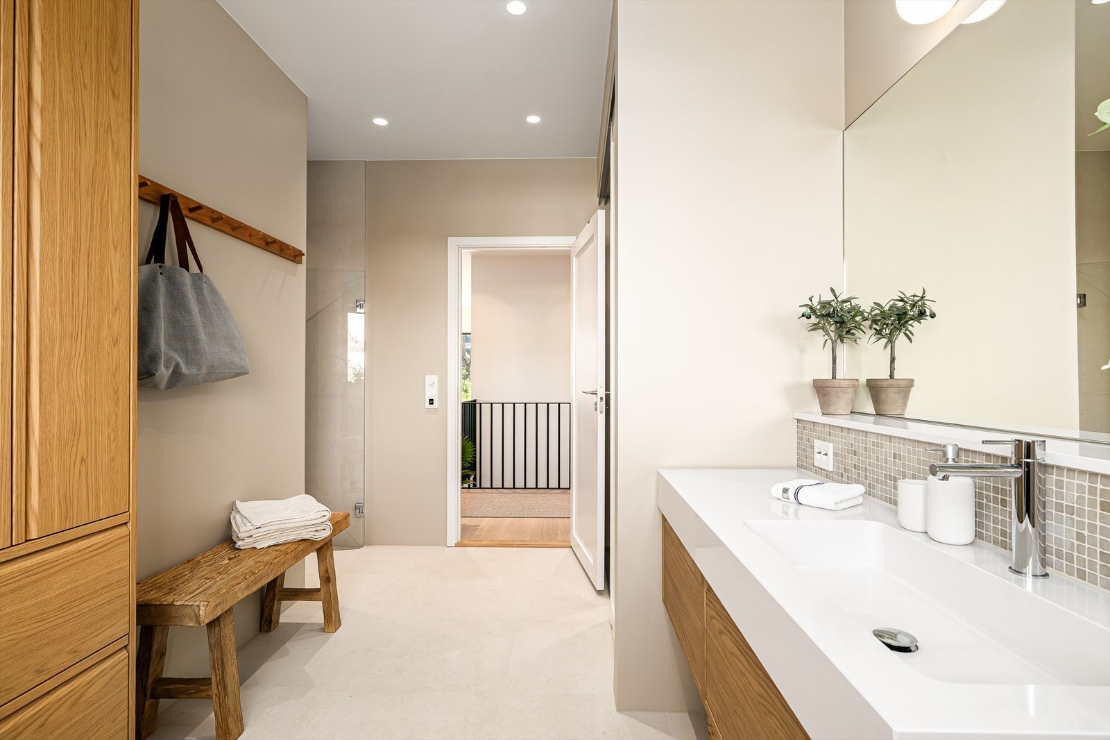 Lekre fliser (60 x 60) på gulvet og i dusjen Galleribilde