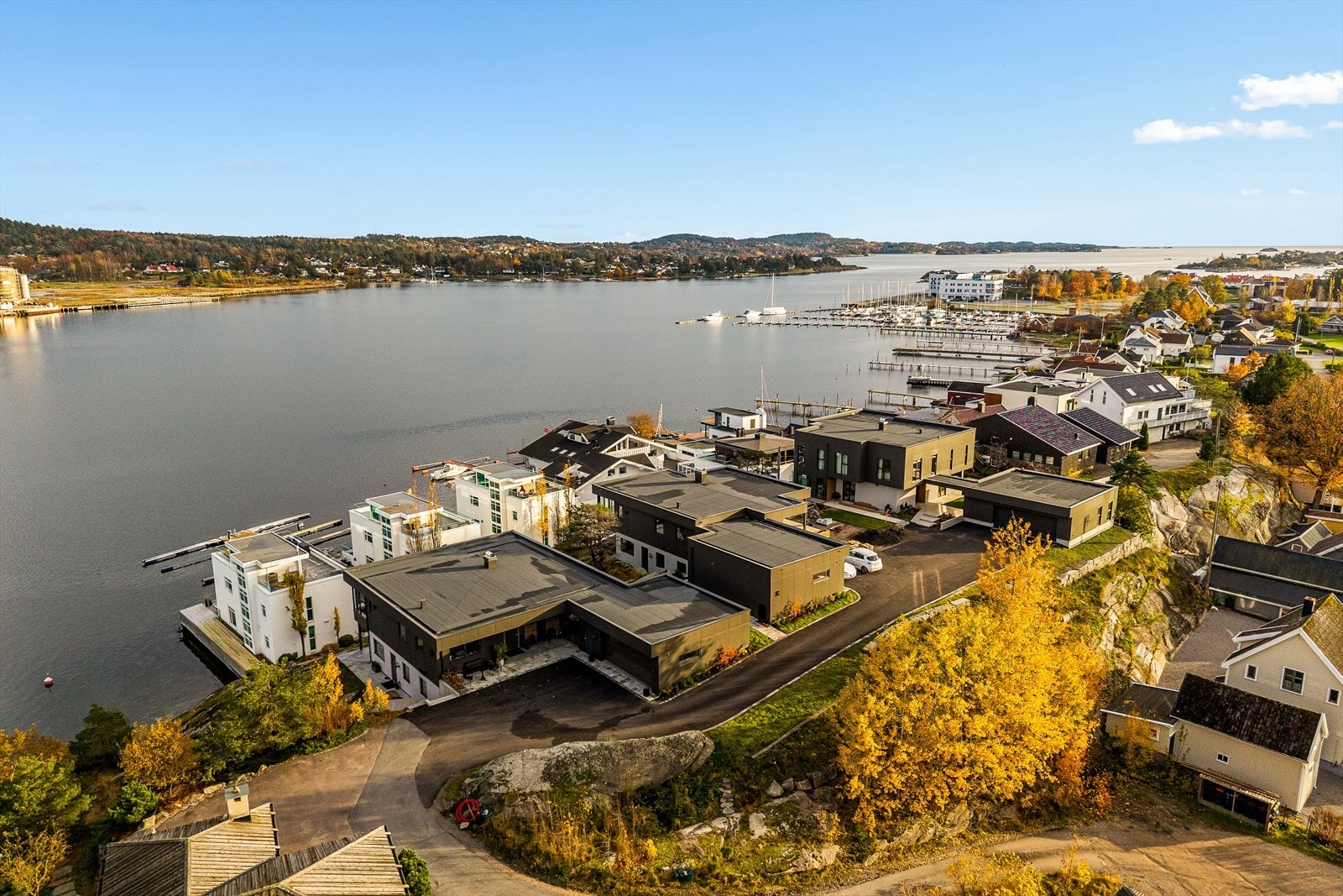 Privat vei og god plass til parkering Galleribilde