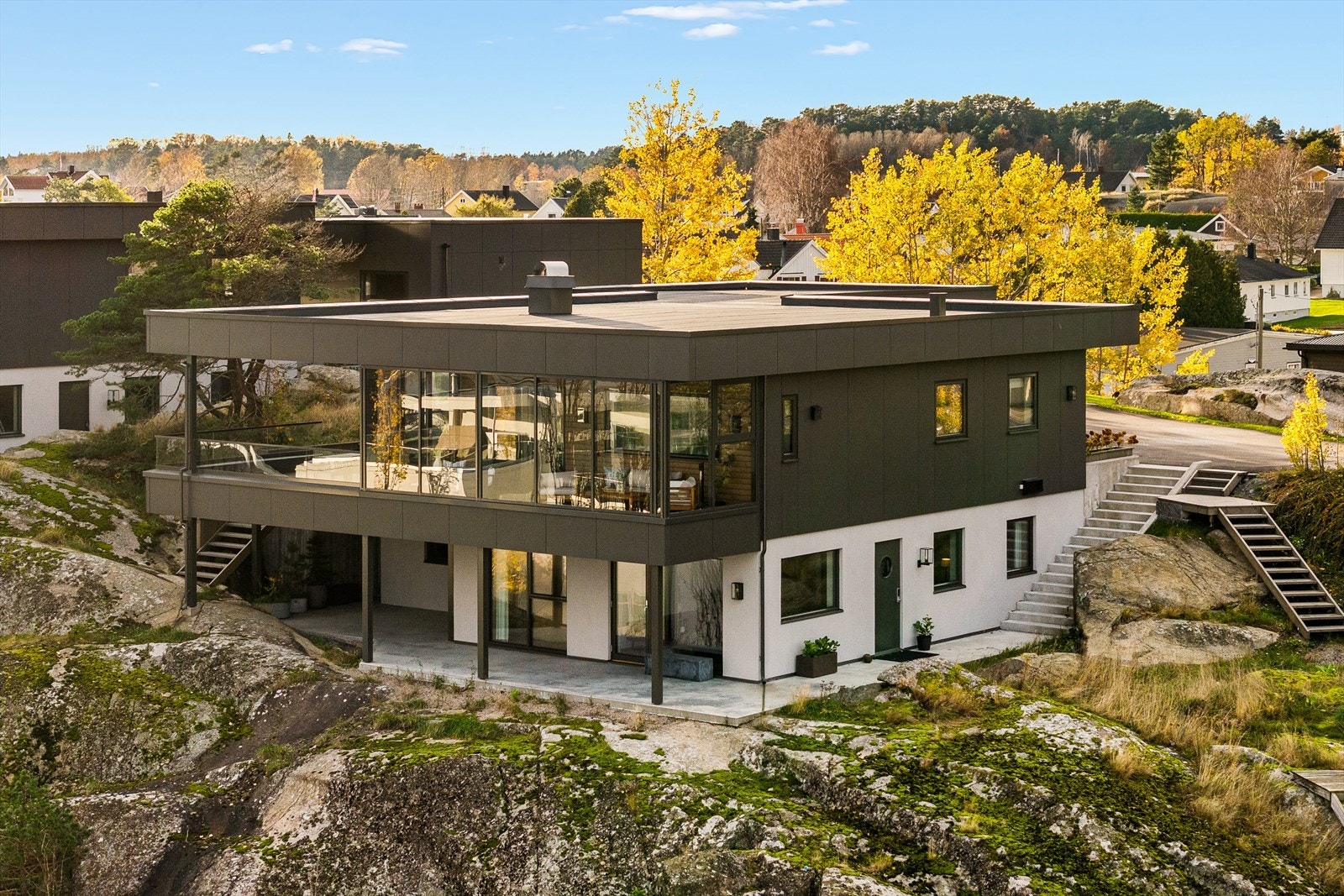 Ny bolig over 2 plan, oppført av solide firmaer og håndverkere. Tilstandsrapporten inneholder kun TG 0: INGEN AVVIK og energimerking A GRØNN. Galleribilde