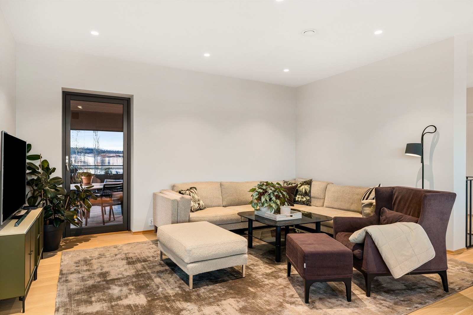 Lys og åpen stue med god plass Galleribilde