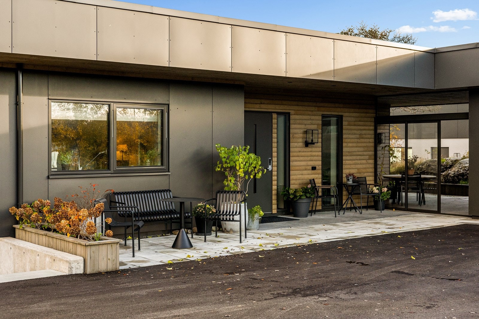 Hyggelig inngangsparti med sol fra ettermiddag til sen kveld Galleribilde