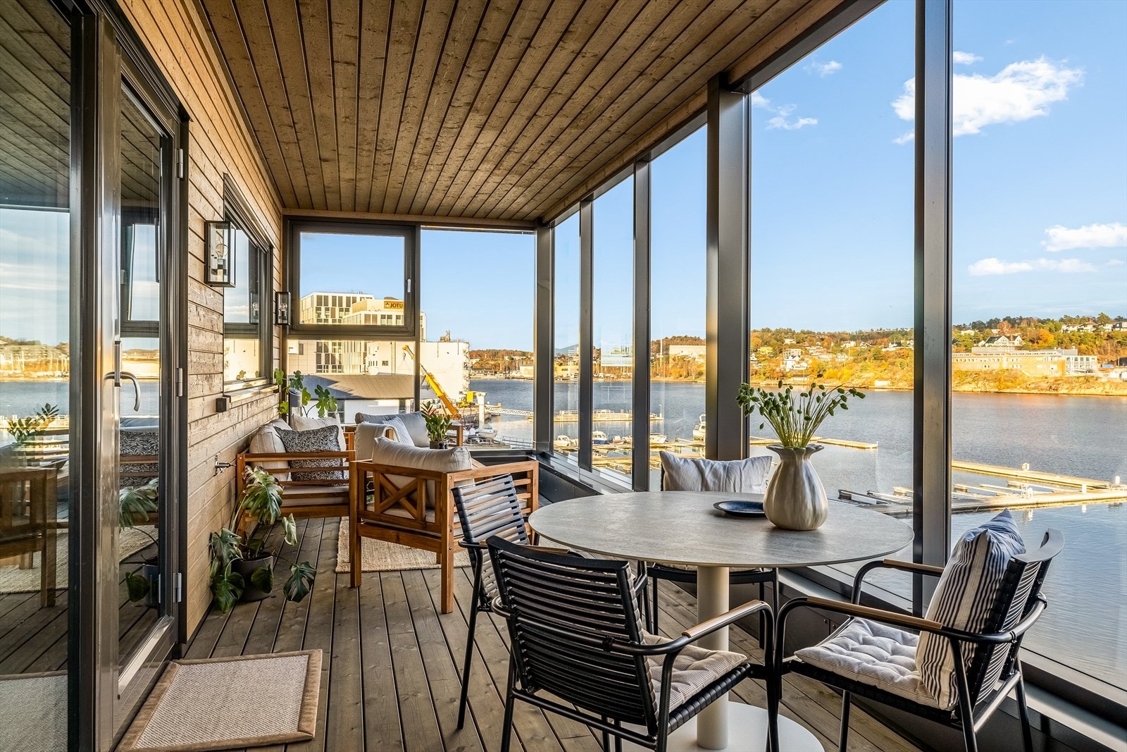 Nyt morgenkaffen i soloppgangen her- eller middagen m/utsikt over hele fjorden Galleribilde