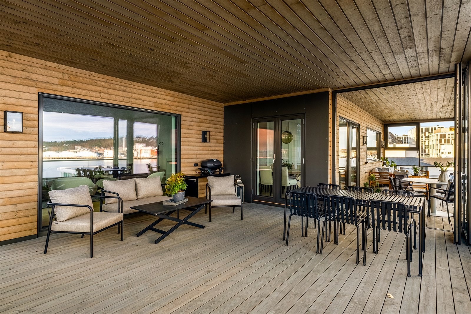 Skyvedører mellom innglasset balkong og terrasse Galleribilde