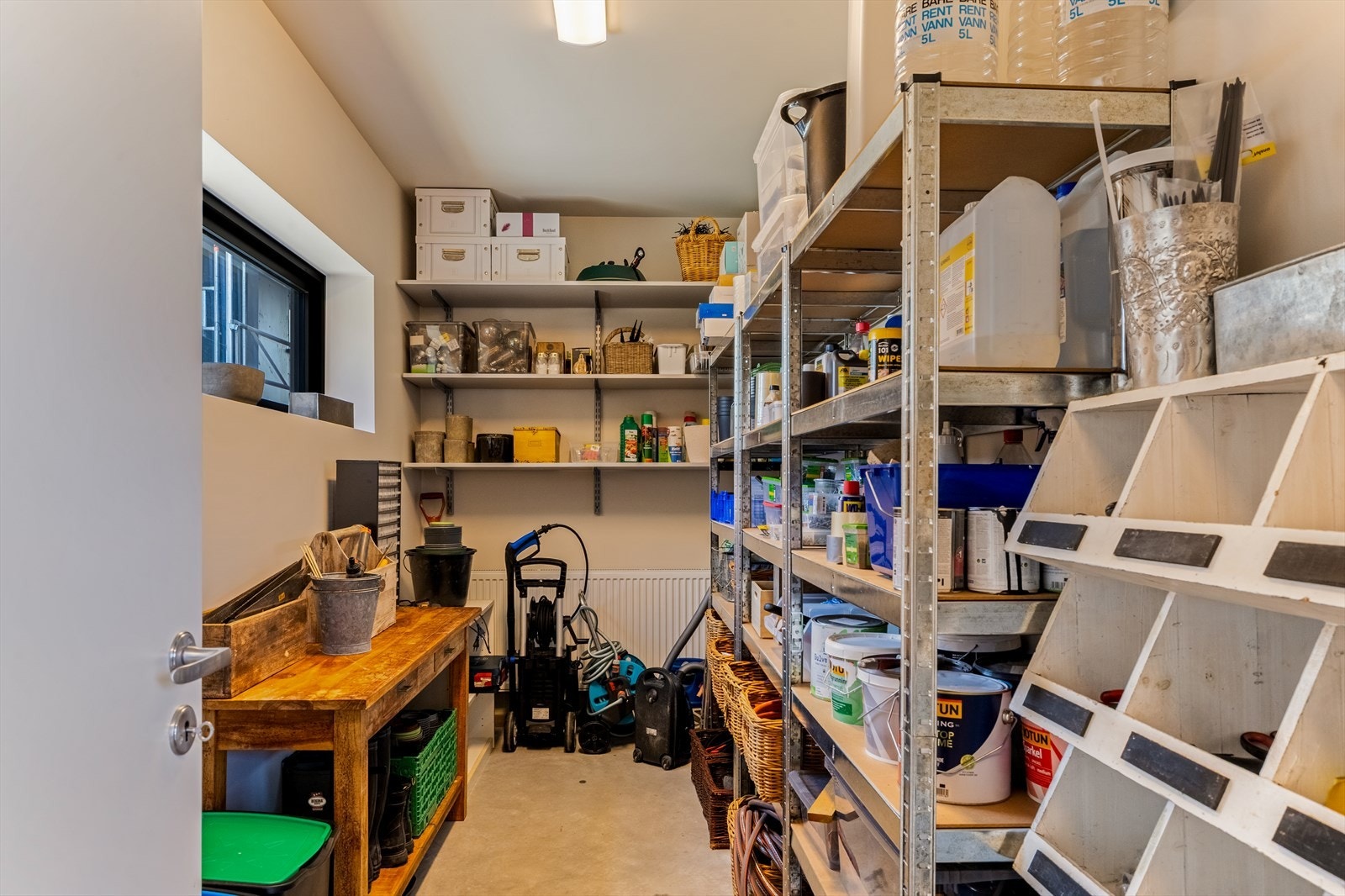 Verksted/hobbyrom/sportsbod med god lagringsplass Galleribilde