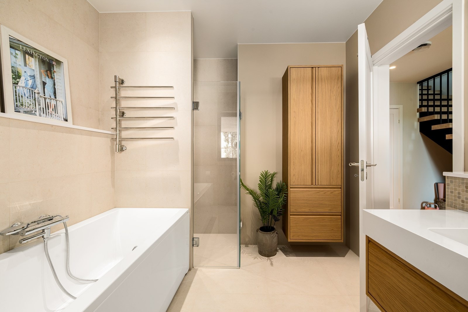 Bad nede med badekar og romslig dusj Galleribilde