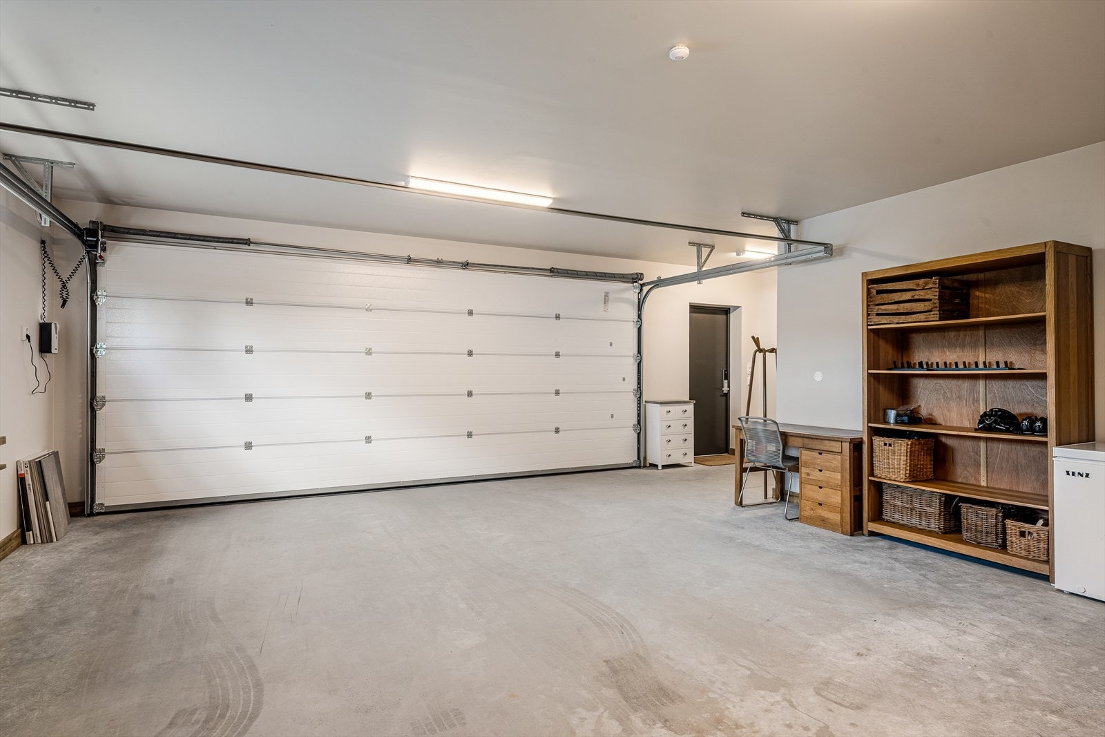 Garasjen er stor (49 kvm) og isolert med varme fra radiator og vask med varmt og kaldt vann. Galleribilde