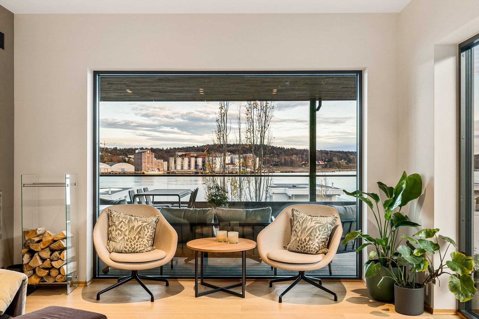 Nyt utsikten eller les en bok Galleribilde