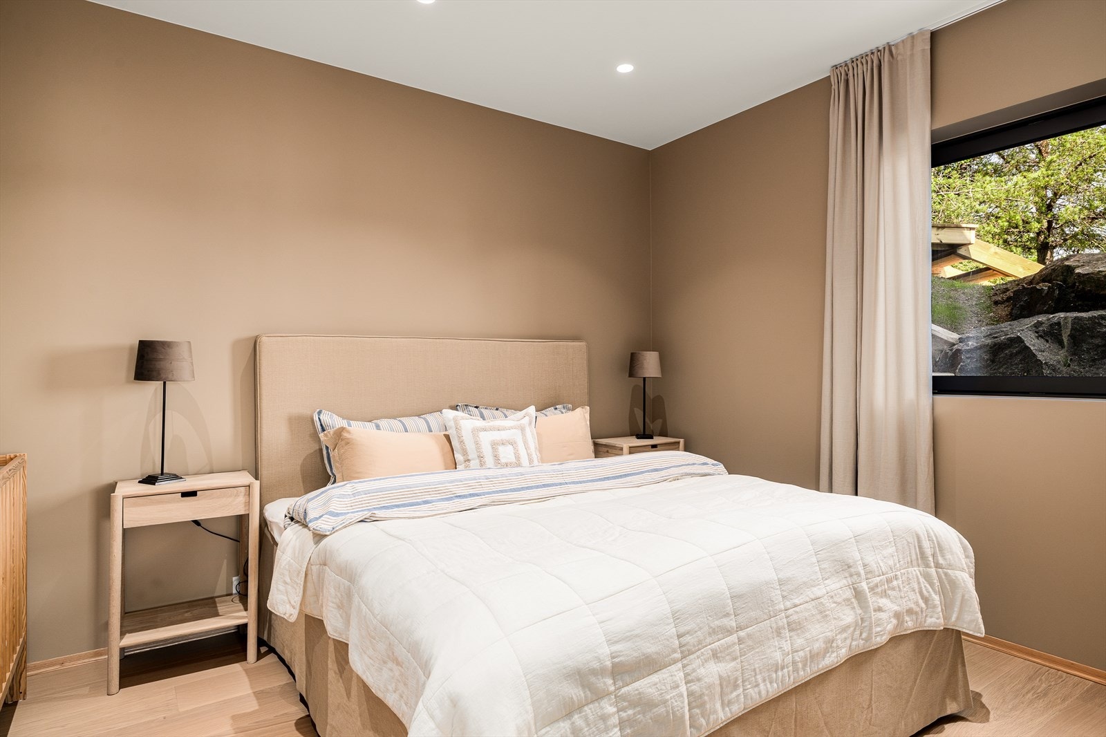 Romslig soverom i leiligheten, med god plass til dobbeltseng og eventuelt garderobe, eller en ekstra seng/køyeseng Galleribilde