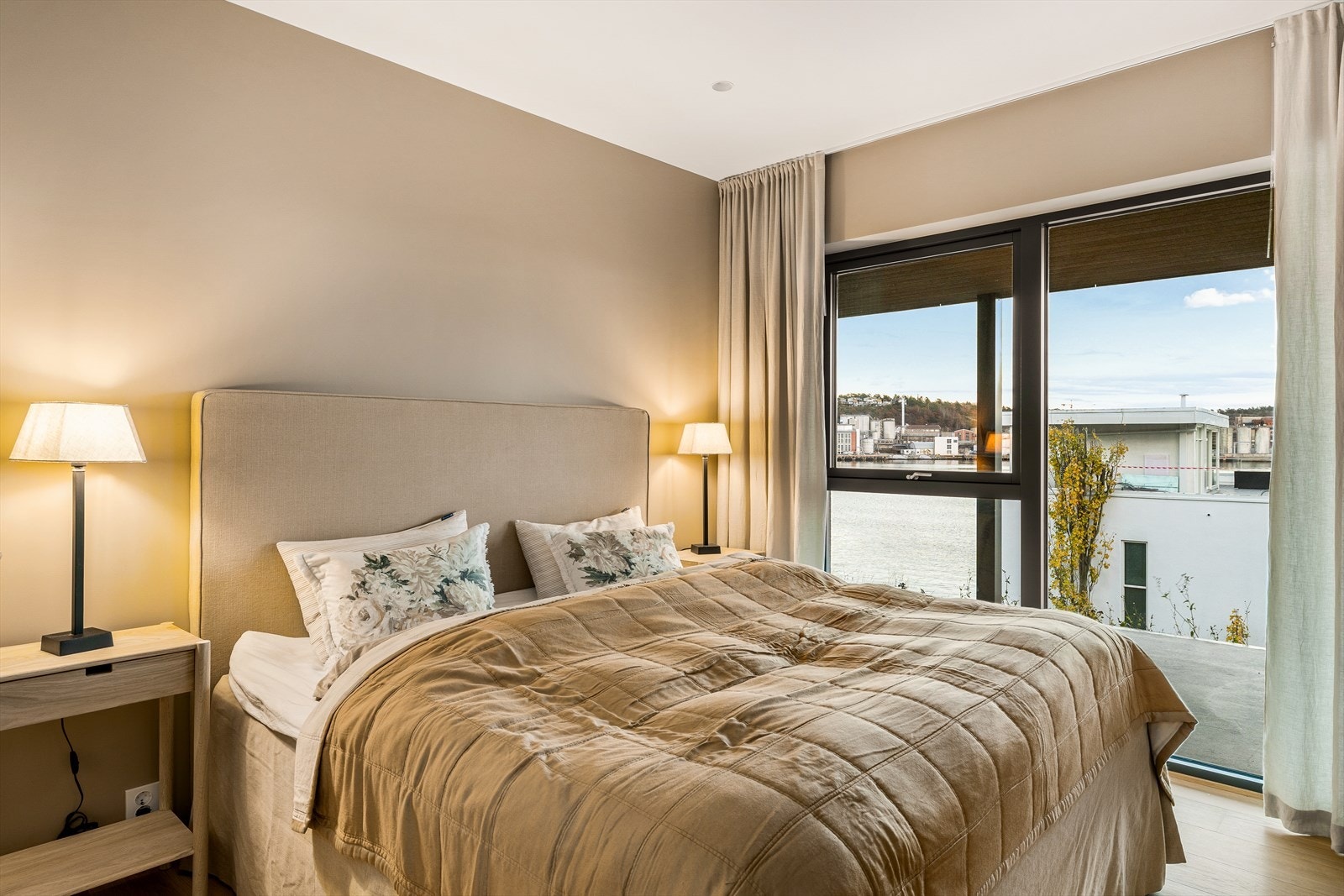 Store vinduer helt ned til gulvet ivaretar den flotte sjøutsikten Galleribilde