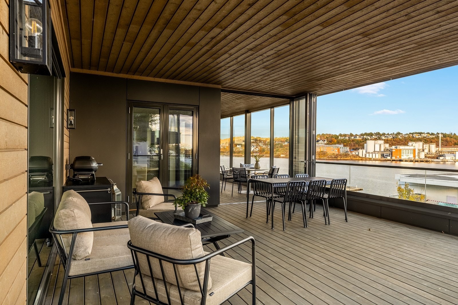 Stor overbygget terrasse Galleribilde