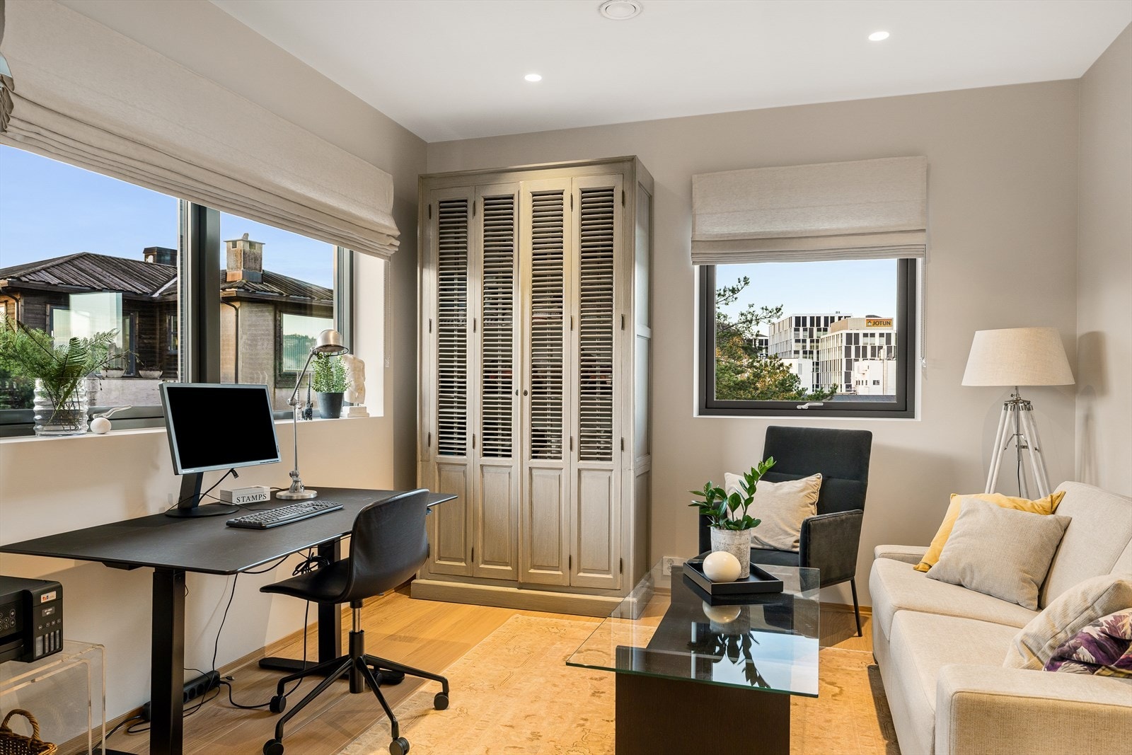 Stort soverom eller innredet som kontor med sovesofa. Vinduer mot vest og nord Galleribilde