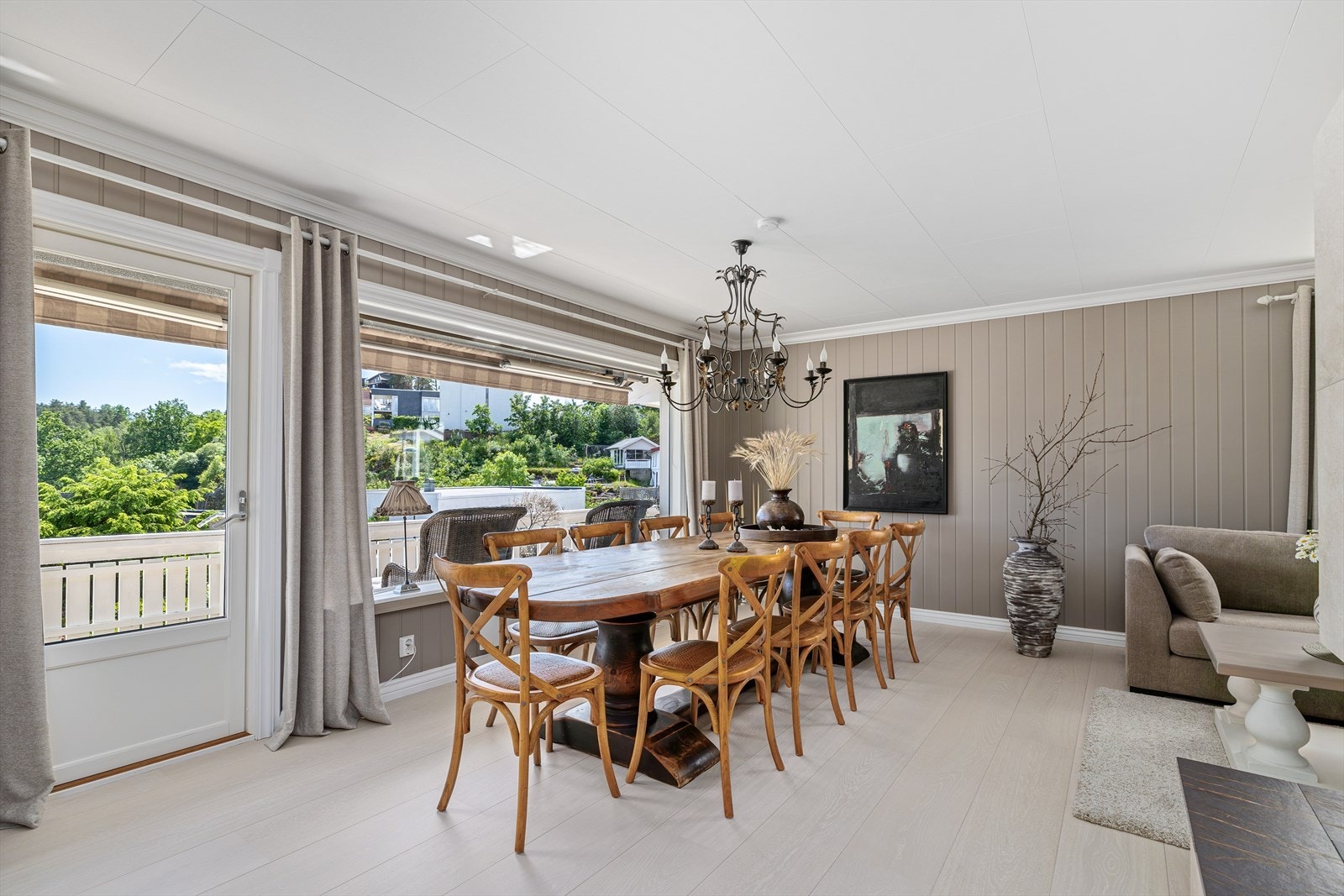 Pene overflater og romslig stue Galleribilde