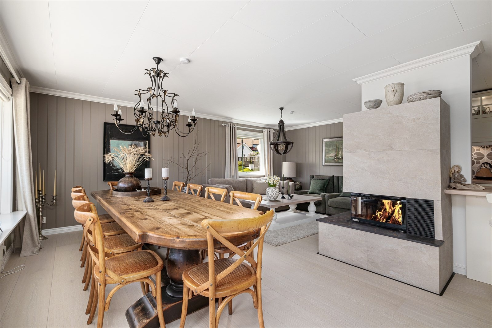 Moderne og klassisk ildsted Galleribilde