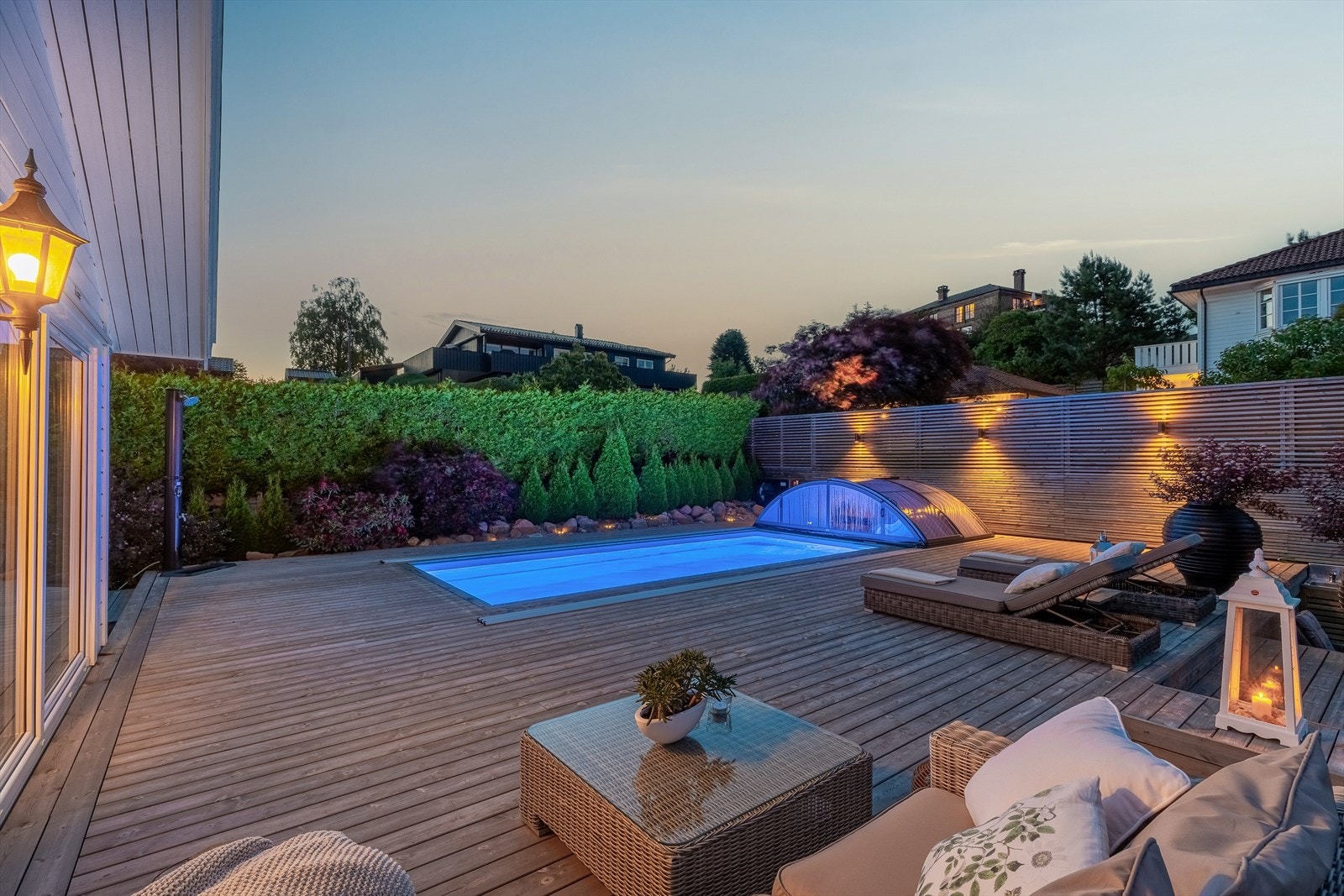 Teknisk rom under veranda i bakkant av basseng m/pumpe og renseanlegg. Utedusj med sommervann Galleribilde