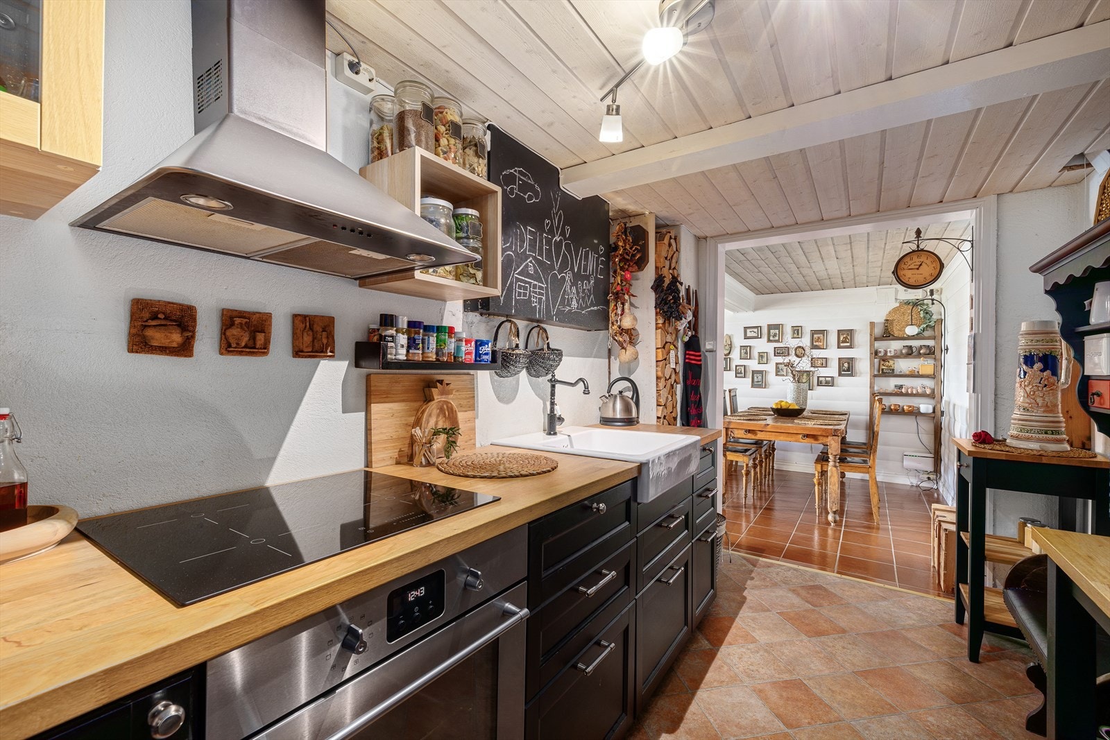 Kjøkkenet gir en smak av syden-stemning... Galleribilde